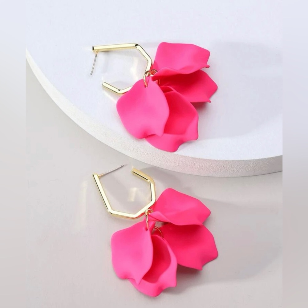 Acrylic Petal Shaped Pink Dangle Earrings 💖